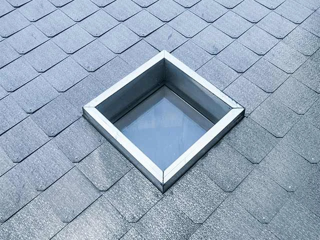 Țiglă metalică și garduri metalice: soluții durabile pentru casa ta